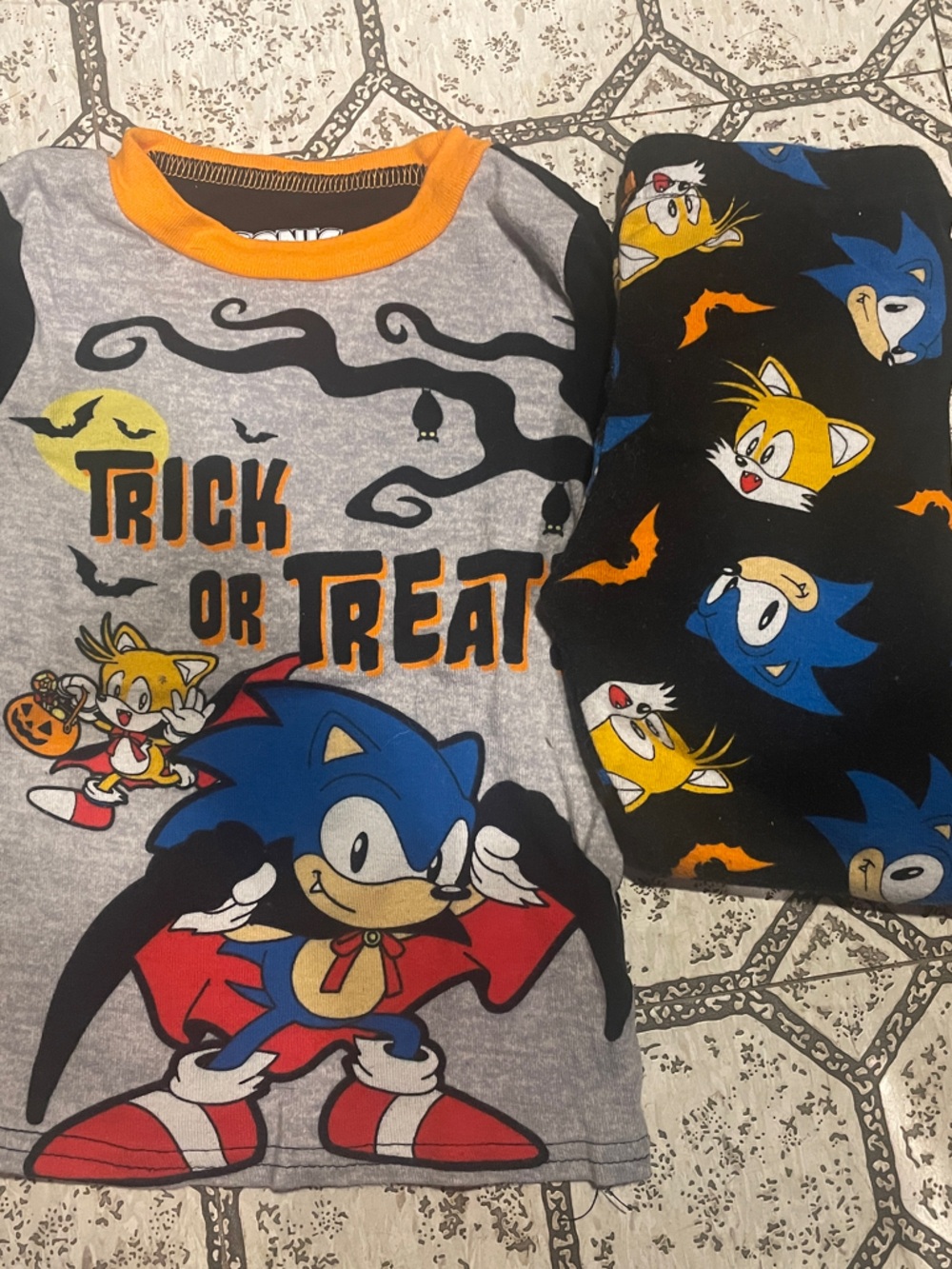 Sonic Kids' Gray & Black 'Trick or Treat' Pajama Set with Orange Trim